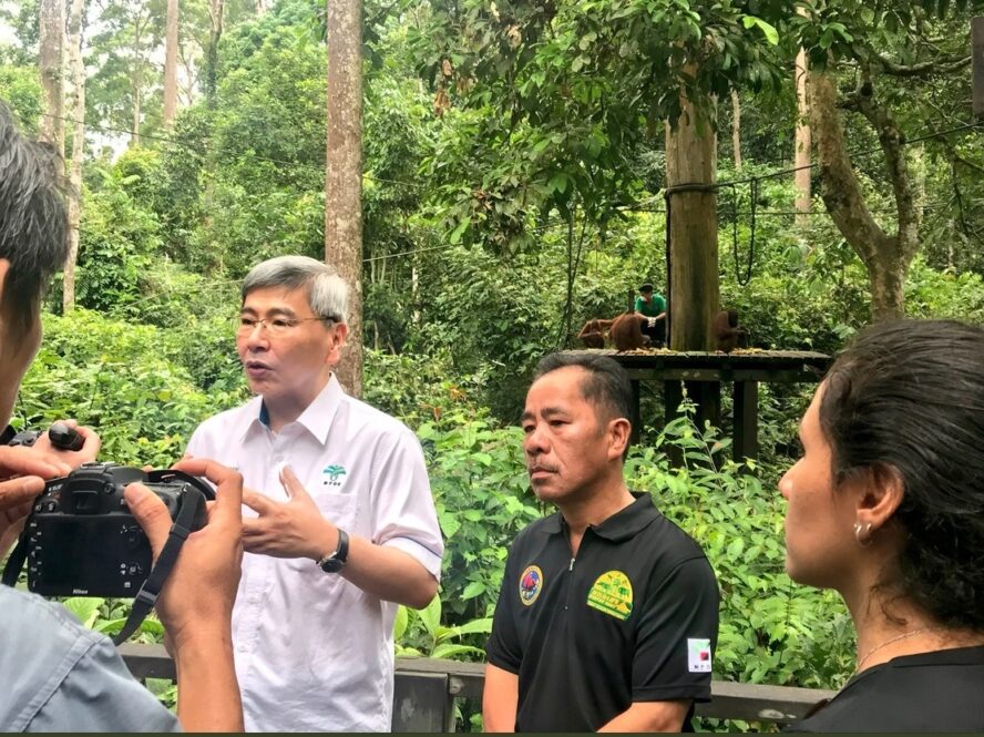 Datuk Mah visiting Sepilok Orangutan Rehabilitation Centre.