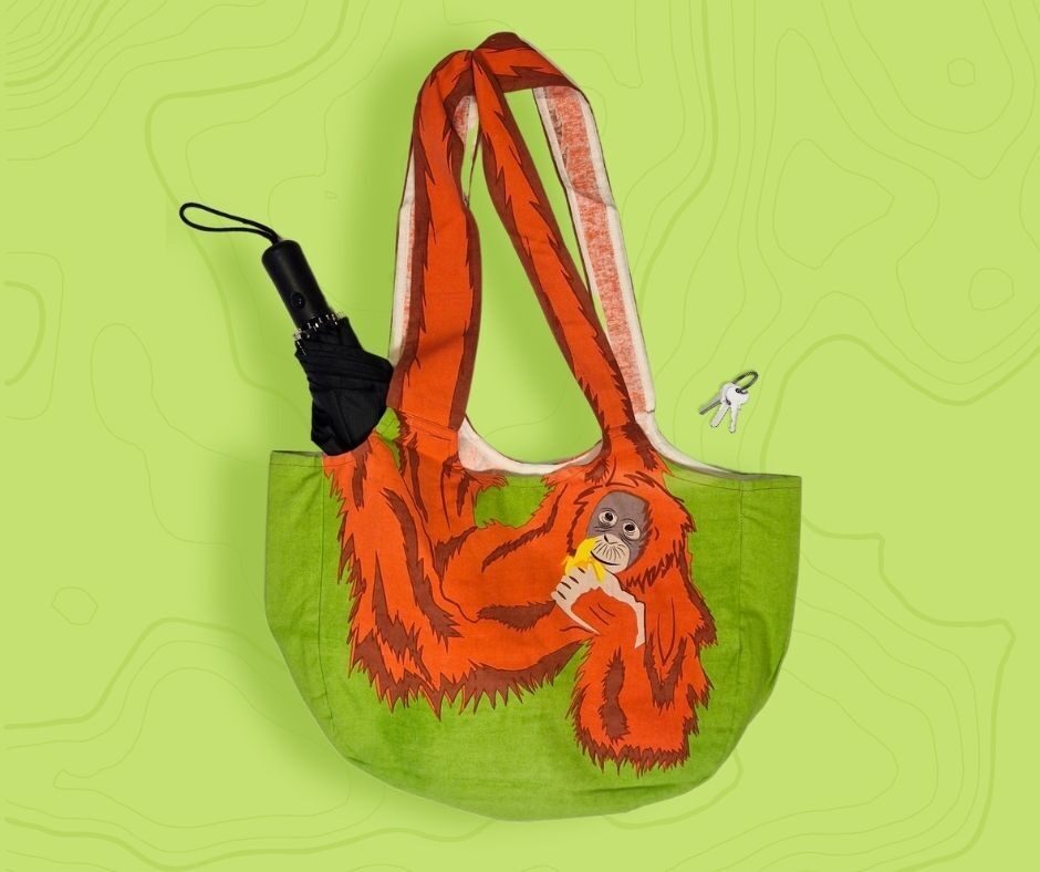 Shoulder bag with orangutan print.